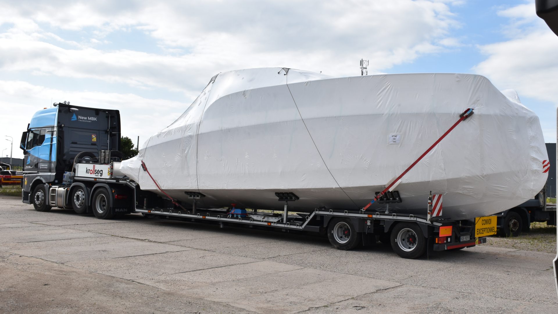 Zestaw transportowy NEW MBK z zabezpieczonym jachtem na naczepie Krollseg