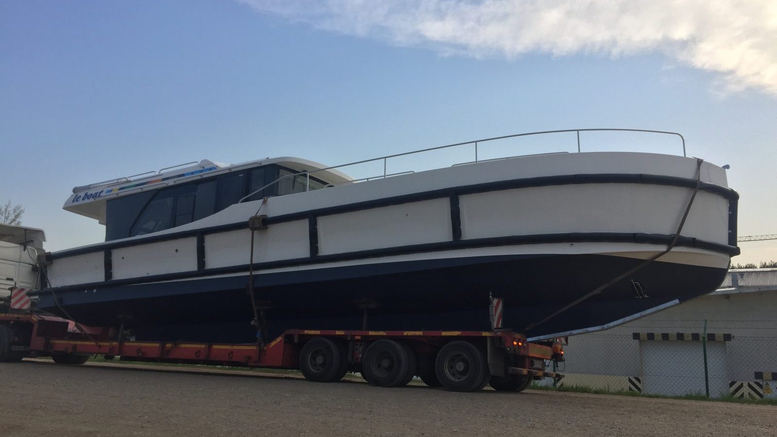 Transport NEW MBK: jacht motorowy