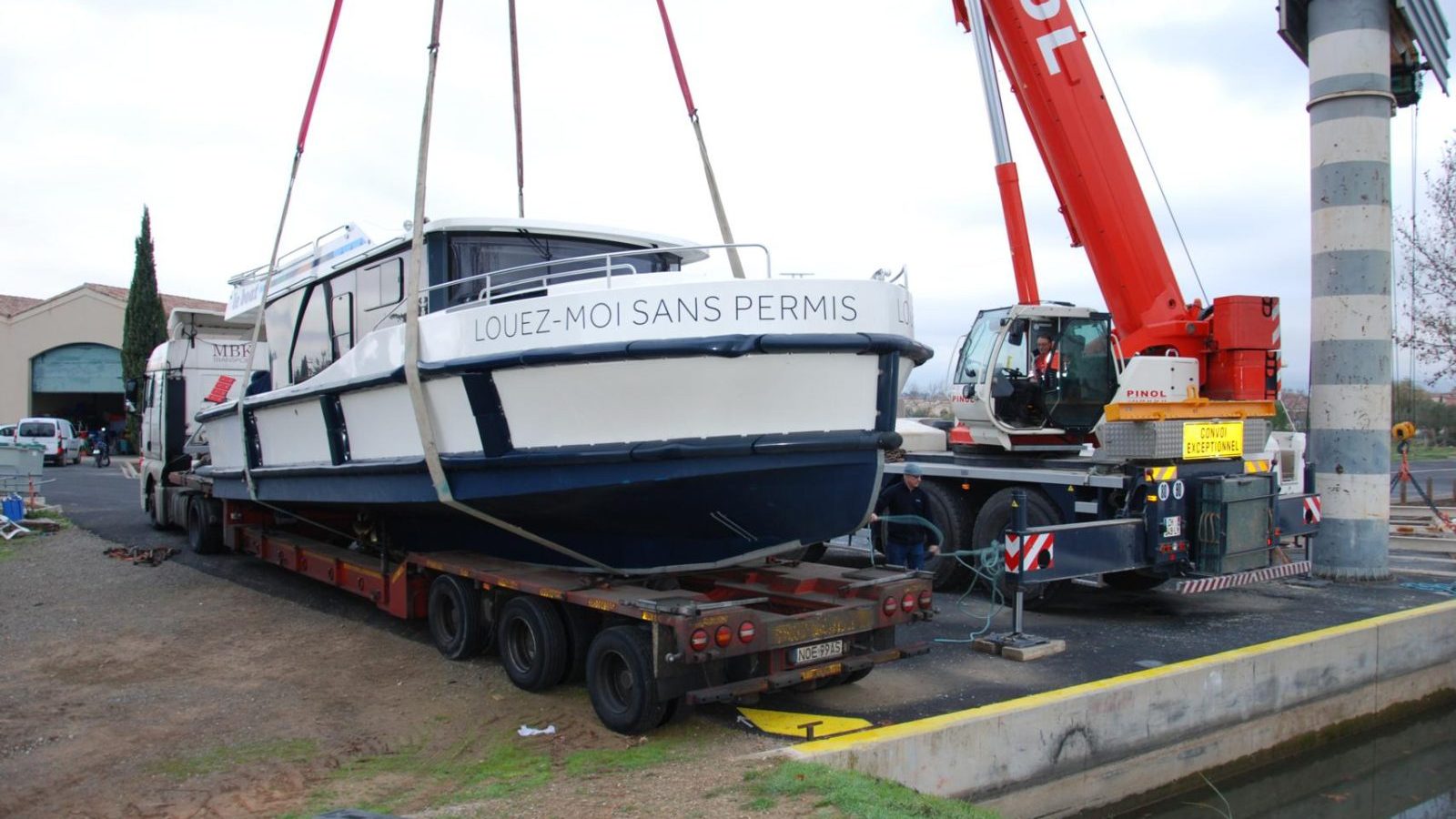 Transport NEW MBK: jacht motorowy
